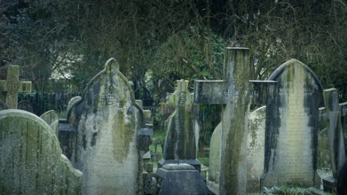雨中的旧墓地阴沉景象