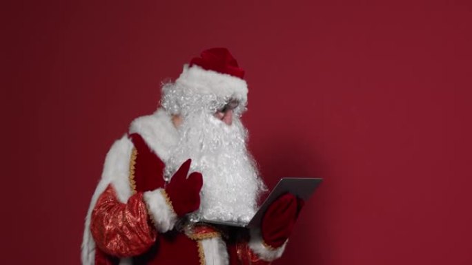 圣诞老人通过视频链接与孩子交谈，告诉他故事，大量打手势