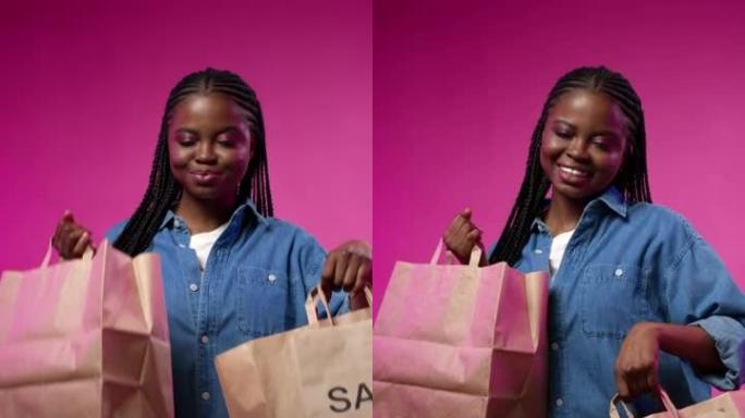 一位年轻的黑皮肤博客作者展示了她的纸质购物袋，享受着成功且有利可图的购买