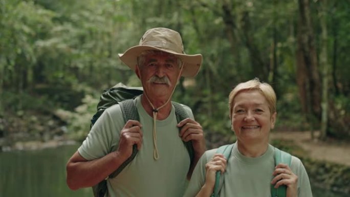 热带森林中的高级徒步旅行者肖像