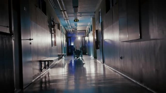 WS男医生与轮椅上的病人一起在医院走廊上奔跑