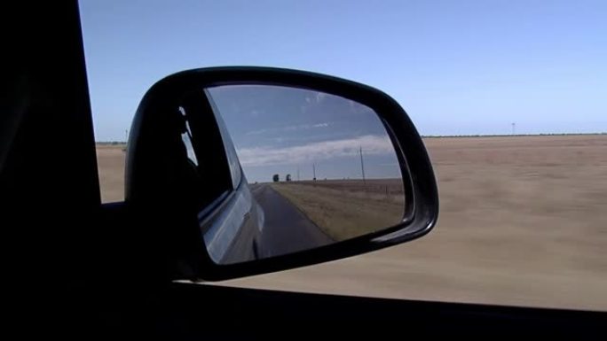 道路上的汽车侧镜 (或后视镜)。旅行概念，建议从过去继续前进。特写。