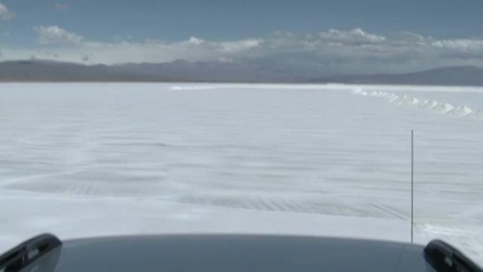 从行驶中的汽车上看到的阿根廷萨尔塔萨利纳斯格兰德的盐滩。
