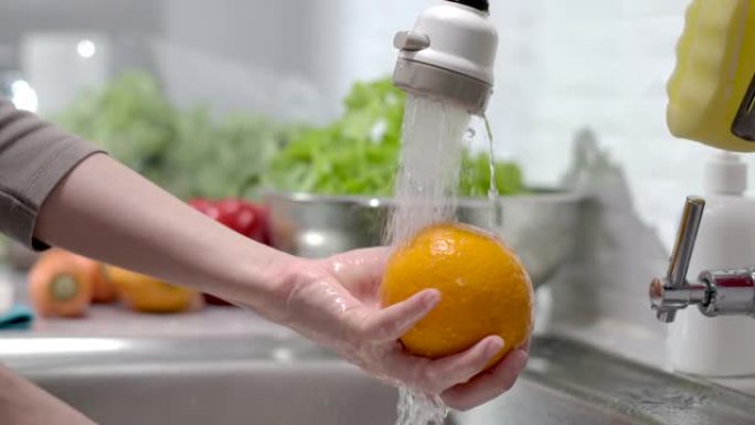 特写手洗橙色水果特写清洗水果做家务