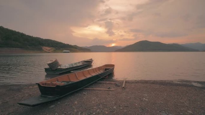 日落时湖中木船的宁静场景