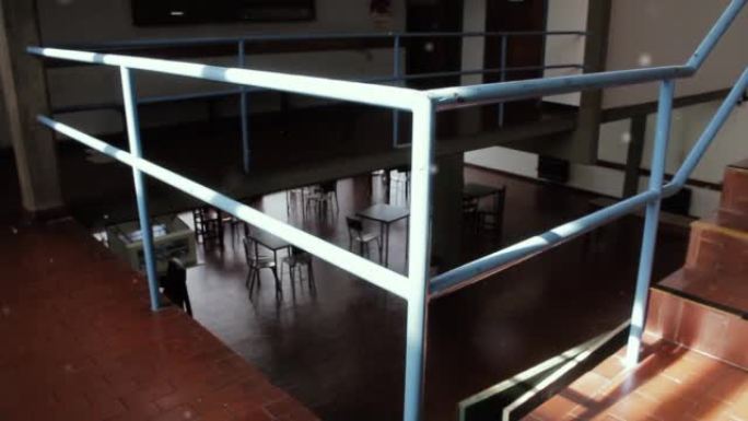 阿根廷布宜诺斯艾利斯省一所高中内的空走廊和楼梯。