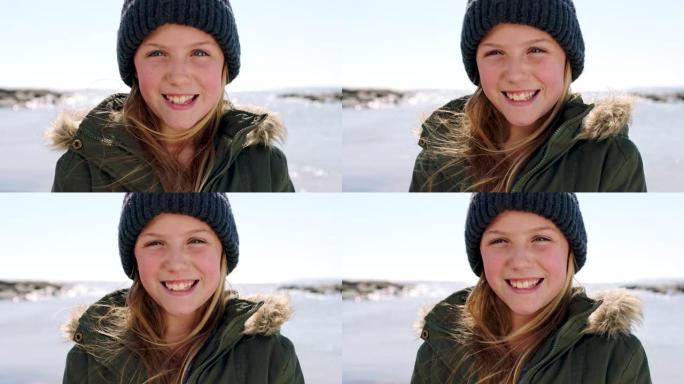 儿童，微笑和海滩肖像在冬天与外套快乐的假期，假日旅行或冒险在都柏林的户外。年轻女孩，幸福和寒冷的海洋