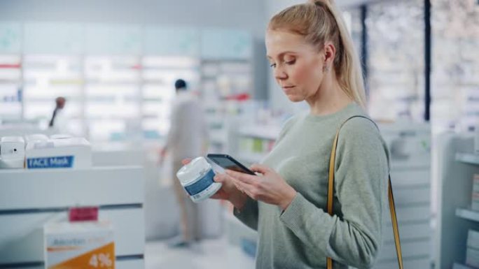 药房药店: 一位美丽的高加索妇女的肖像，使用智能手机搜索最佳奶油，检查罐子中是否有环保清洁成分，并以