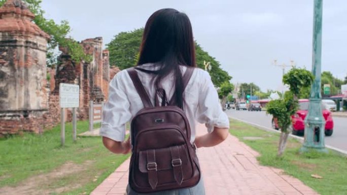 亚洲旅行者女性在泰国大城府度假旅行，日本背包客女性在传统城市的惊人地标享受她的旅程。