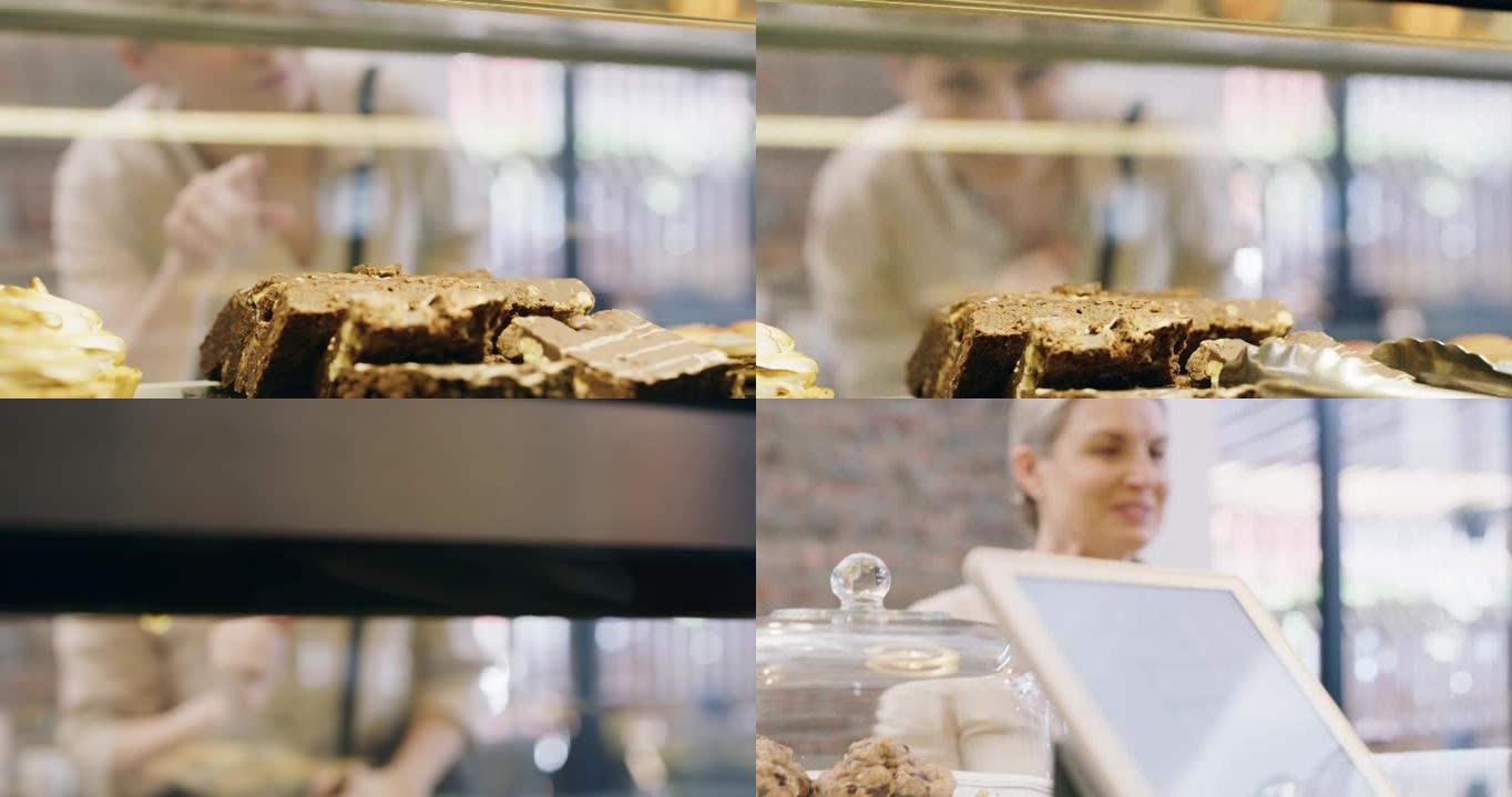 一个成熟女人在面包店选择零食的4k视频片段
