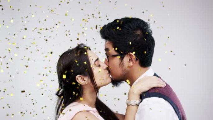 一对年轻夫妇在工作室背景下接吻的4k视频片段