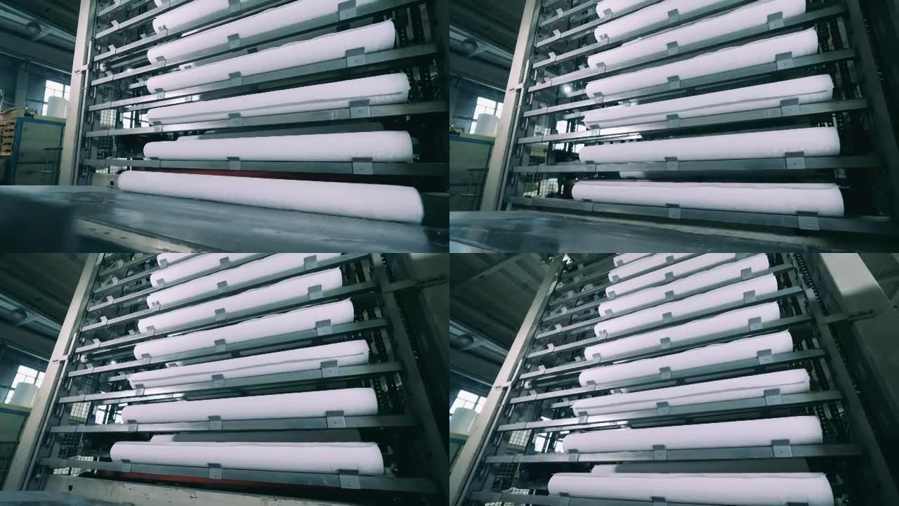 大纸卷被装载到造纸厂的一台特殊机器上