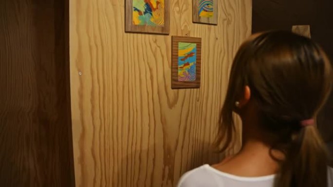 小木屋木墙上挂着抽象画的女人