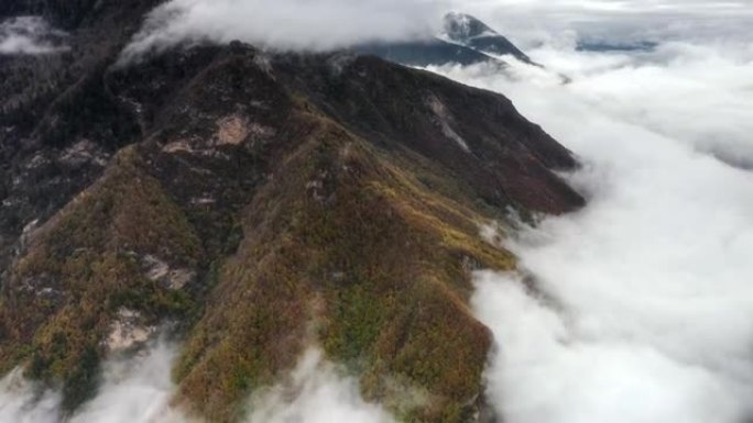 云雾环绕山，山峰仿佛是一座孤岛