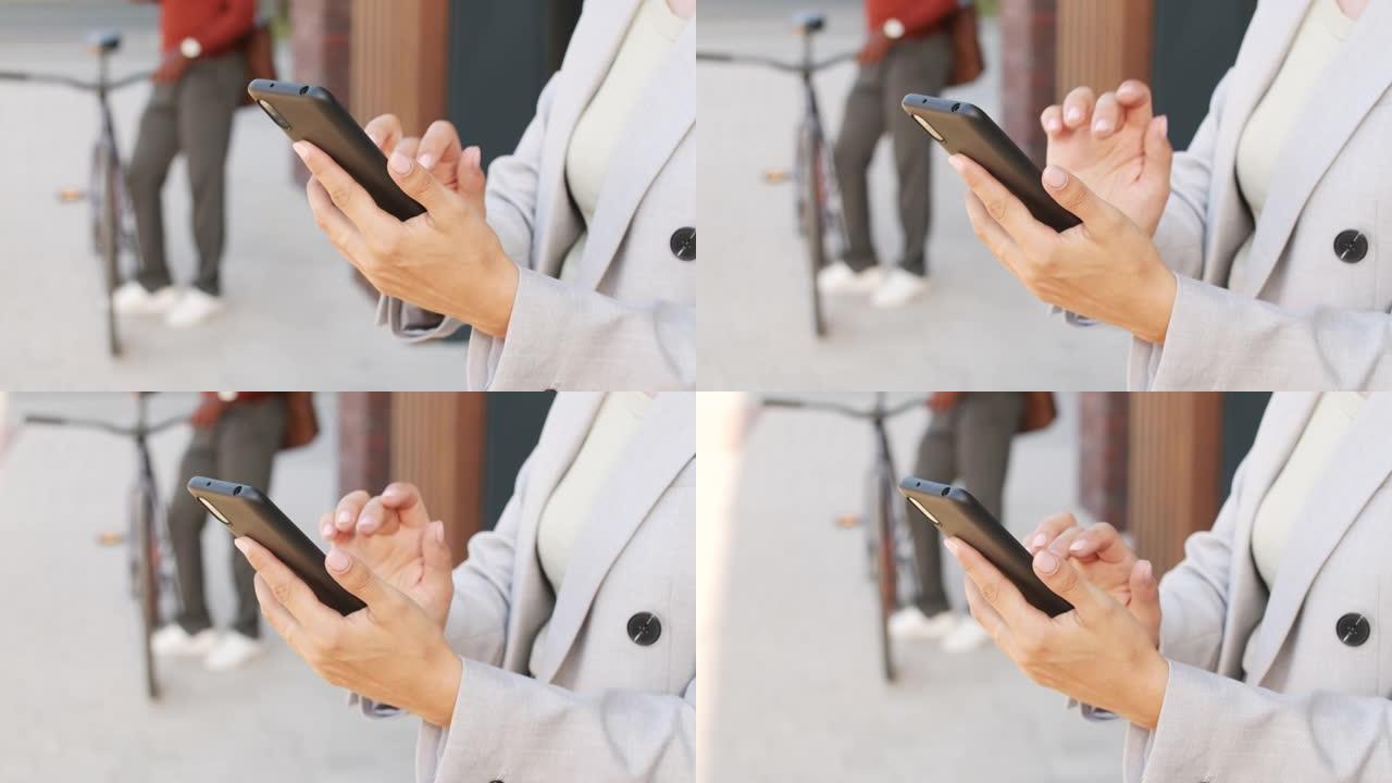女人在智能手机上发短信