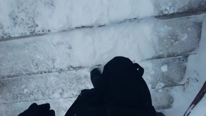 男子走在白雪皑皑的楼梯上