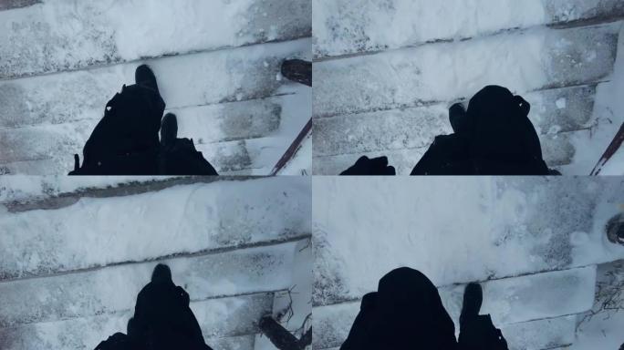 男子走在白雪皑皑的楼梯上