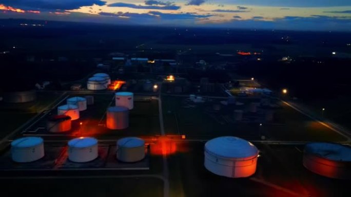 空中无人机视点天然气精炼厂在夜间照明