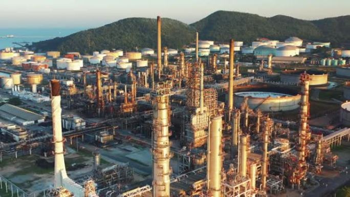 早上大型炼油厂设施的鸟瞰图