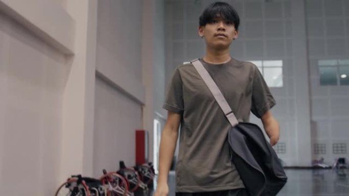 残疾的亚洲男子运动员为赛前训练做准备。