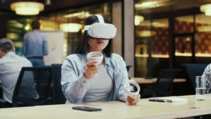女上班族戴VR耳机