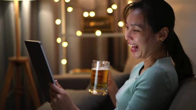 女人喜欢和朋友一起喝啤酒，虚拟派对