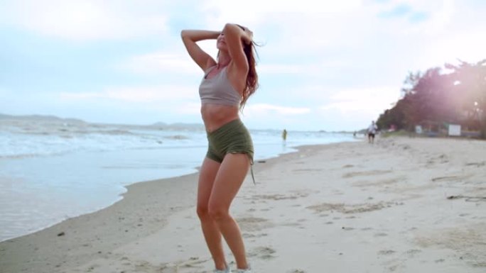 在海滩上跳舞的女人