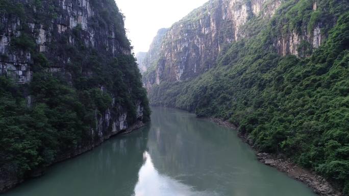 贵州喀斯特地貌山谷中的山山水水与小桥航拍