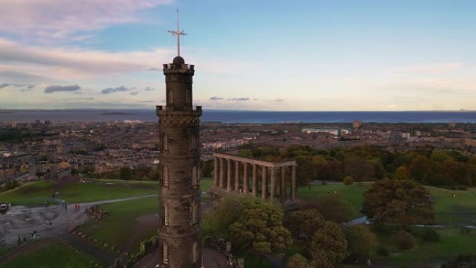 爱丁堡卡尔顿山上方的鸟瞰图，可以看到爱丁堡市和亚瑟在爱丁堡新城的座位