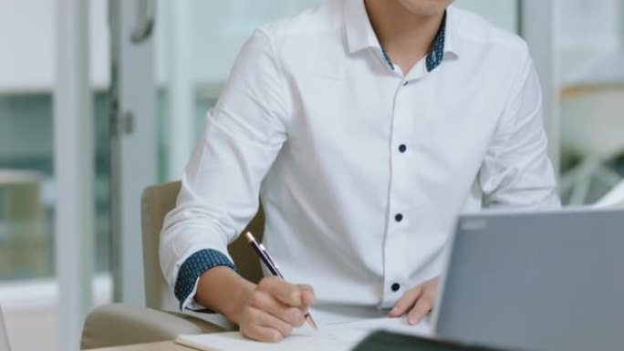 年轻的亚洲商人实习生在杂志上写笔记头脑风暴问题解决策略在办公室工作场所做列表提醒4k