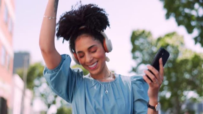 音乐，电话和耳机，公园里的女人在花园树上跳舞时快乐而兴奋。技术，智能手机和舞蹈，快乐的女人享受流媒体