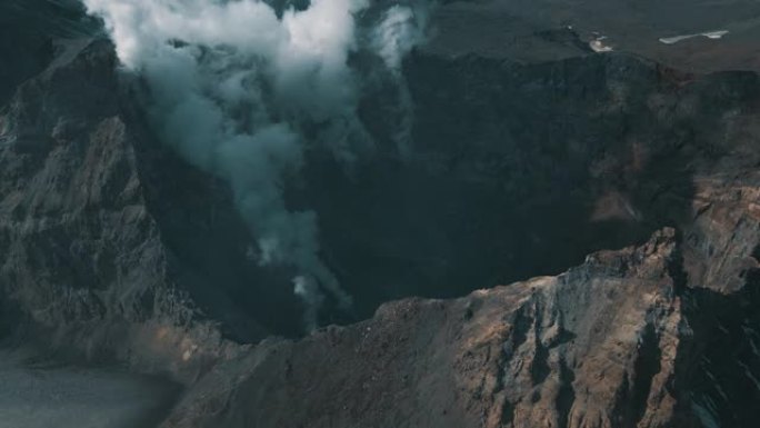 鸟瞰图火山活动火山口。火山口内火山全景景观地形。地标性自然旅游场所无人机镜头雾蒙蒙壮丽的山气。史诗拍