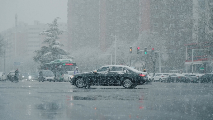 原创实拍大雪中路人冬季拼搏城市雪景