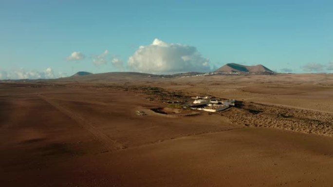 西班牙加那利群岛兰萨罗特镇和熔岩平原的空中WS景观