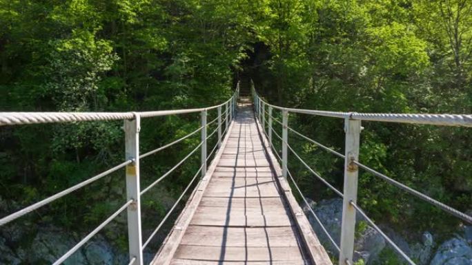 绿松石山河上的POV桥