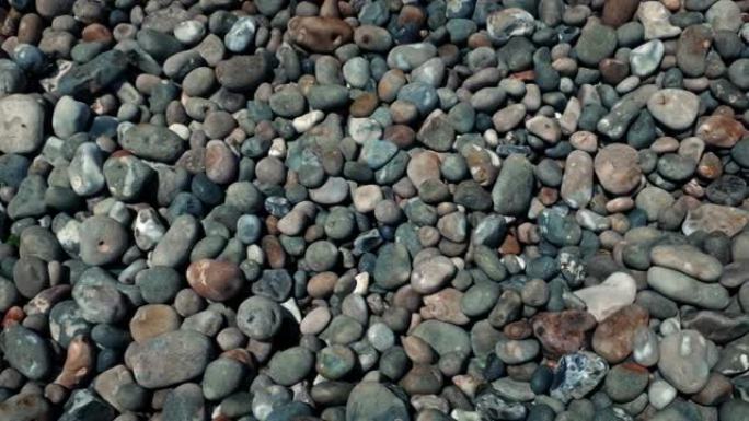 彩色海滩鹅卵石跟踪镜头