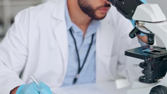 科学家，研究分析师或医学工程师通过显微镜观察并记录他的发现。检查DNA，RNA并发现医学领域的新创新