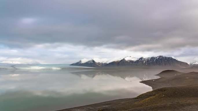 Jokulsarlon泻湖无缝循环中的云景和moutian背景的延时拍摄