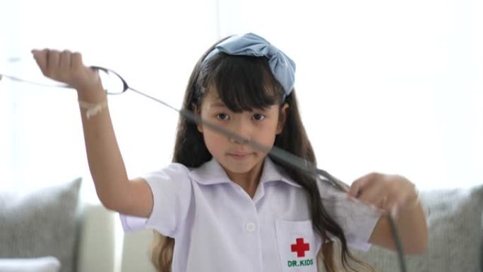 小女孩玩医生开心，用听诊器和医疗器械微笑