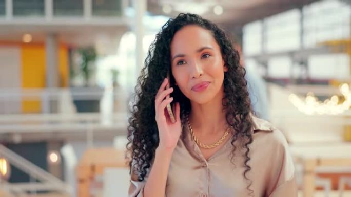 打电话，面对一个商业黑人妇女在她的办公室里，在她的手机上聊天，她很开心。与一名年轻的女员工在工作中的