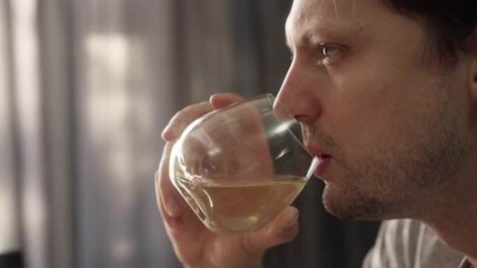 一名男子吃喝一杯酒的4k录像