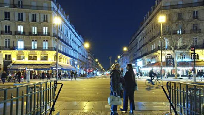 巴黎地铁的入口。夜间。照明建筑。街头风格。