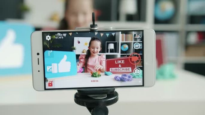 智能手机屏幕和女孩视频记录器在家录制在线视频日志的特写