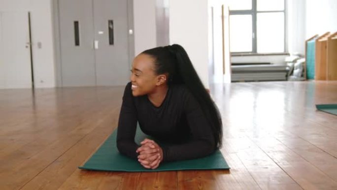 非洲妇女在健身房瑜伽训练后休息
