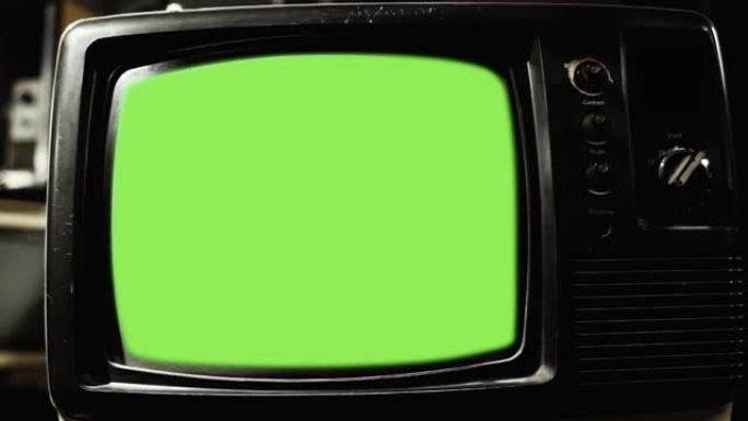 绿屏旧电视。放大。特写。您可以用所需的素材或图片替换绿色屏幕。您可以在After Effects或任