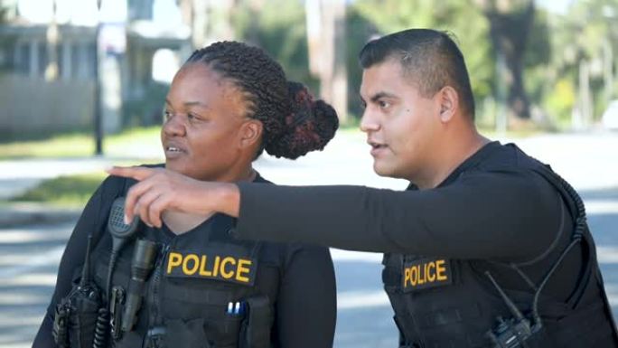 两名多种族警察徒步巡逻社区