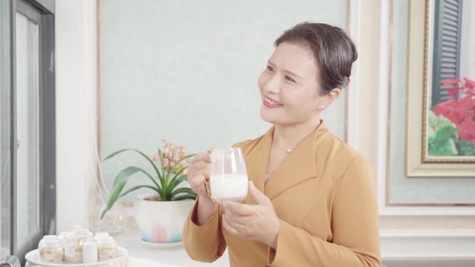 喝牛奶中老年人高兴喝奶冲奶粉超值一组