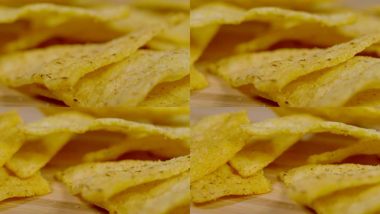 宏观，dop: 撒上盐和香料的玉米饼薯片堆放在一堆中
