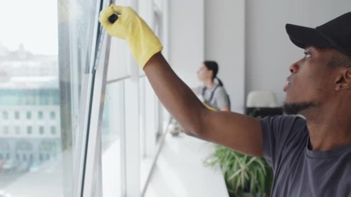 使用刮刀清洁窗户刮刀窗户窗户刮水器