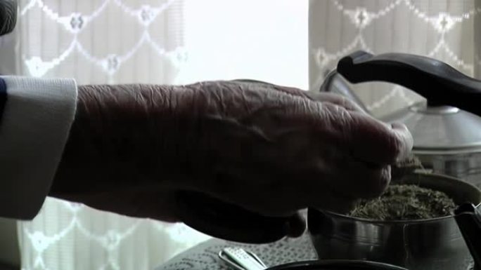 阿根廷布宜诺斯艾利斯，老妇人在家里准备传统的Yerba伴侣输液。特写。